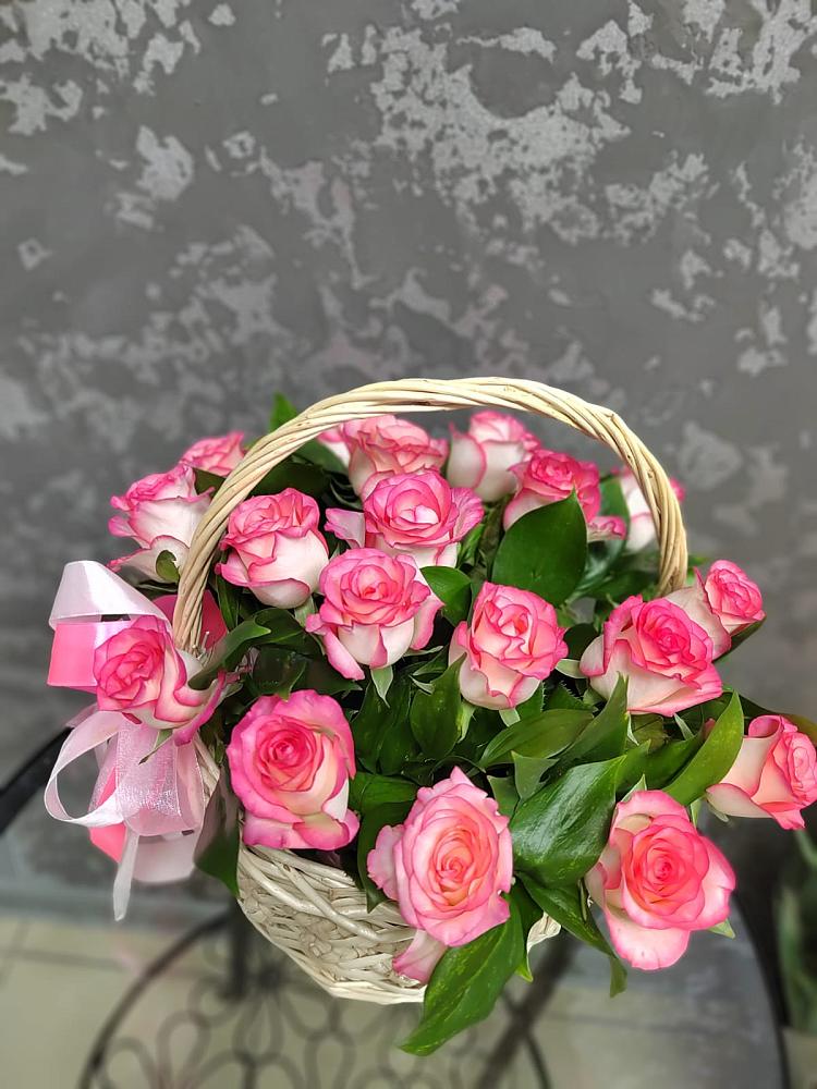 Цветочная композиция из Розы в корзине в Строителе Тамбовской области