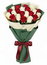 Букет Микс из красных и белых роз в Строителе Тамбовской области