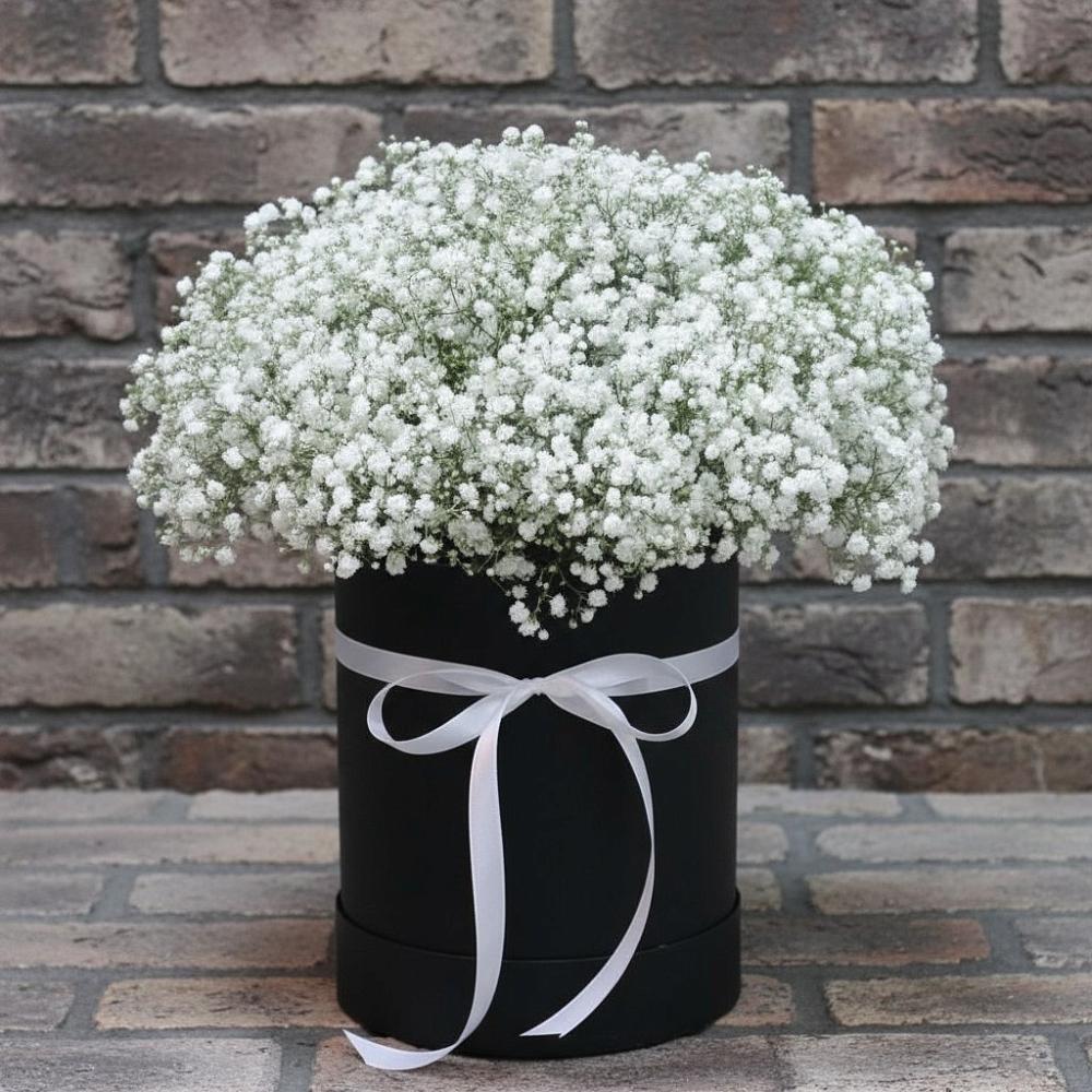 Цветочная композиция из Гипсофила в шляпной коробке в Строителе Тамбовской области