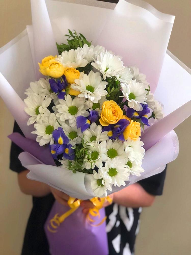 Букет цветов из: Ирисы, Хризантемы и Розы в Строителе Тамбовской области