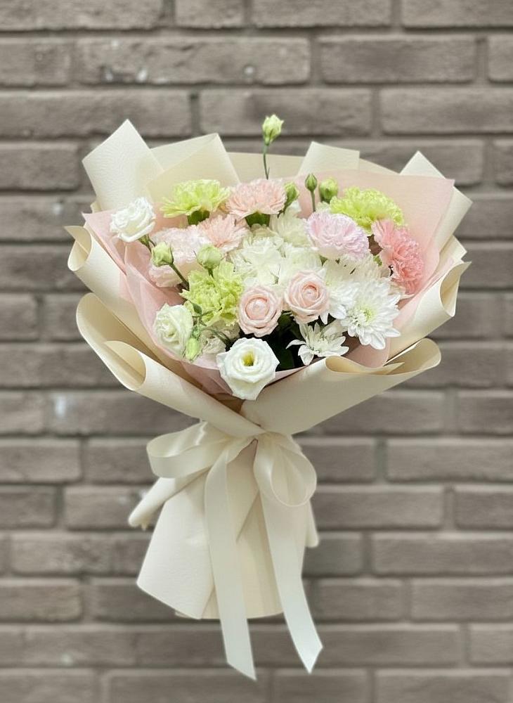 Букет цветов из: Гвоздики, Розы, Лизиантусы и Хризантемы в Строителе Тамбовской области