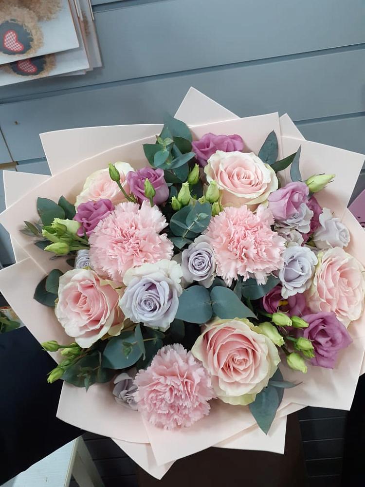 Букет цветов из: Розы, Гвоздики и Лизиантусы в Строителе Тамбовской области